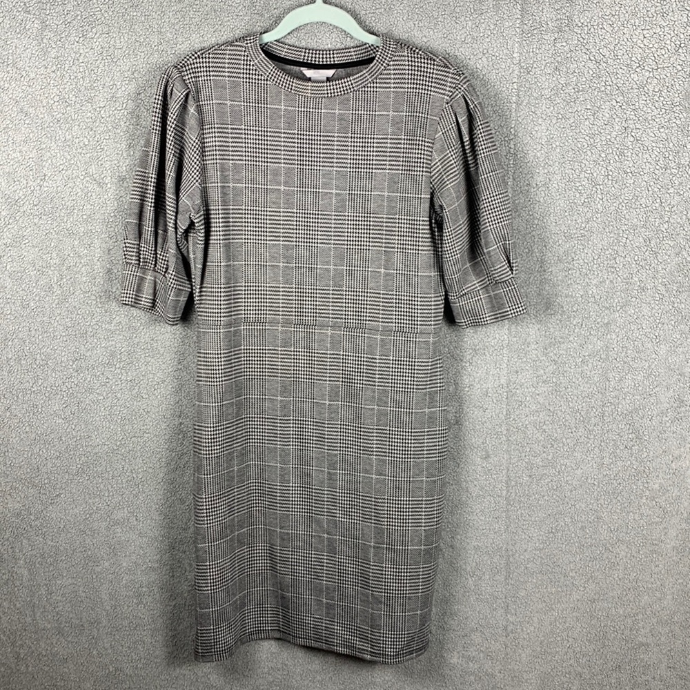 Half sleeve black and white dress, perfect condition, size medium from H&M